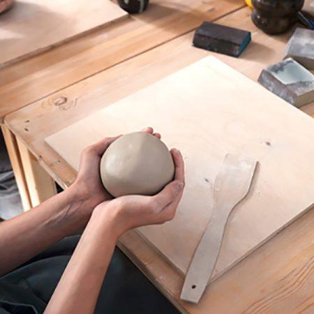 Atelier de poterie - Carine Sornon - Modeler de l'argile